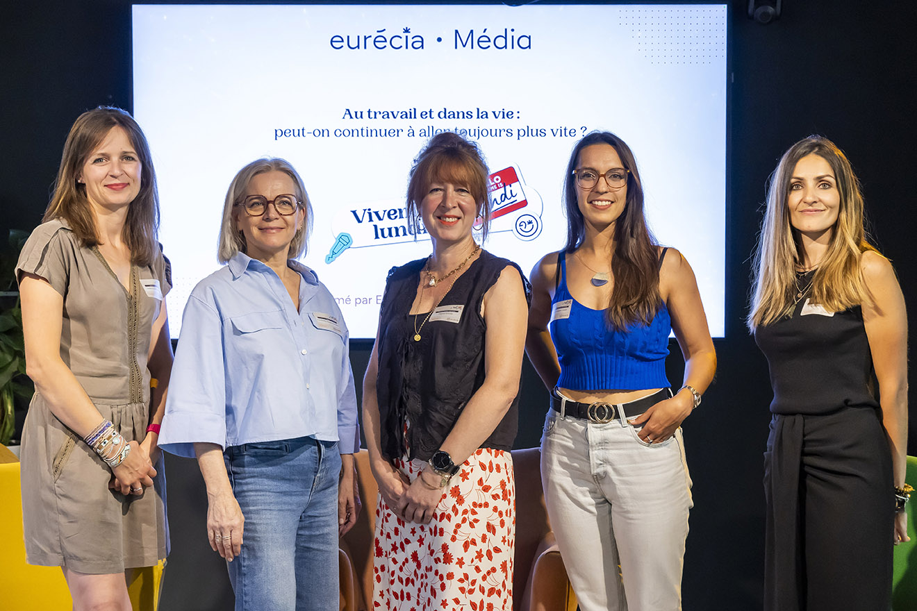 Les intervenantes et l'équipe d'Eurécia Media à la fin de la table ronde