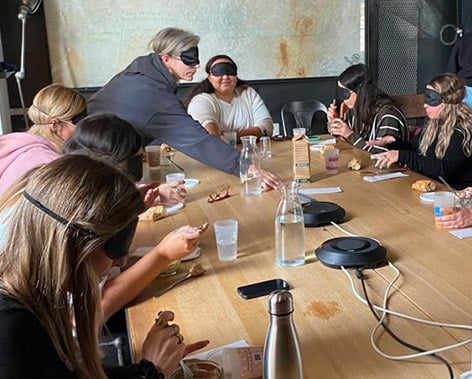 Une collaboratrice souriante