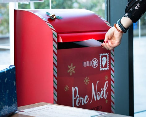 Deux hommes travaillent sur leurs ordinateurs