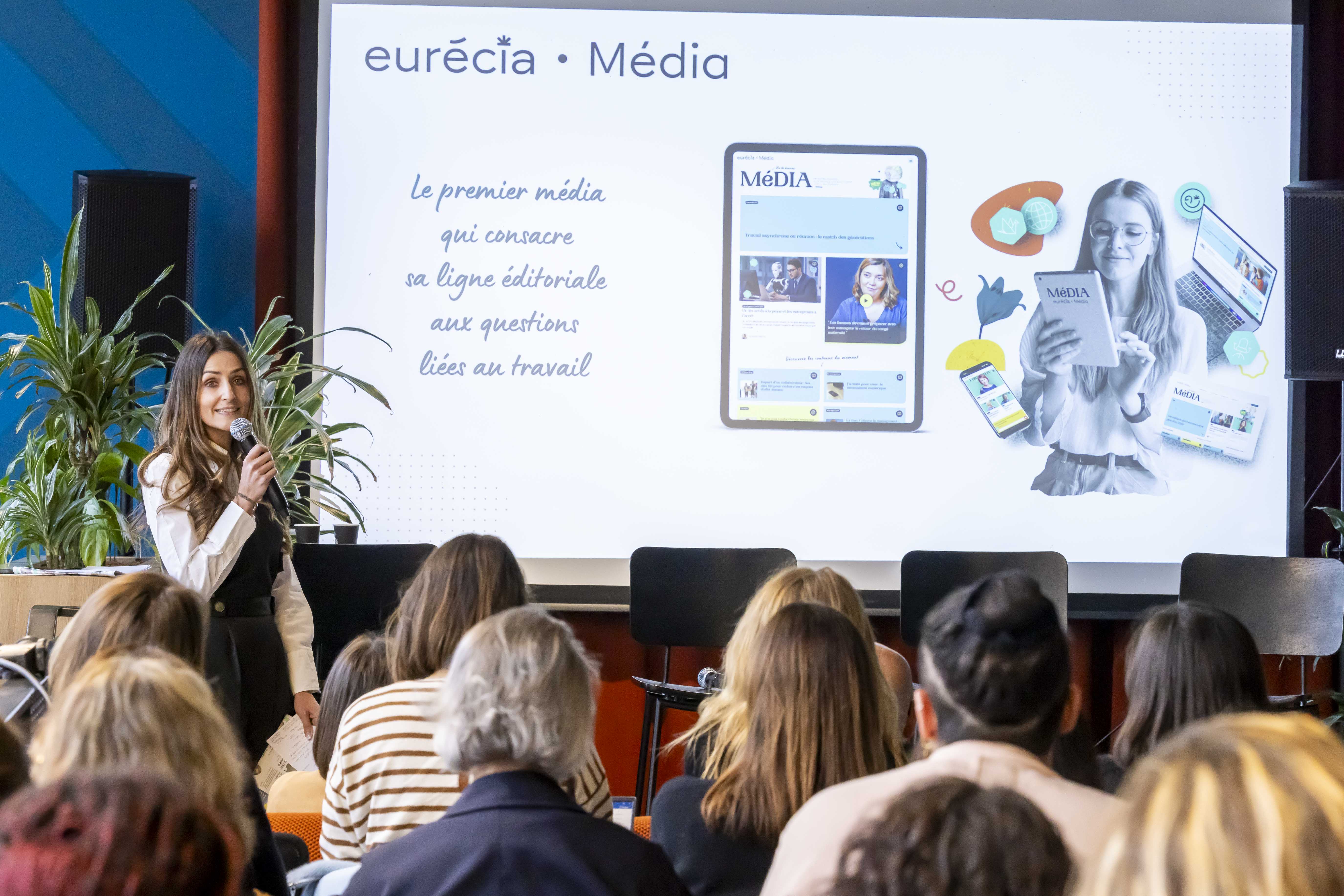 Elodie Hernandez s'exprime devant le public