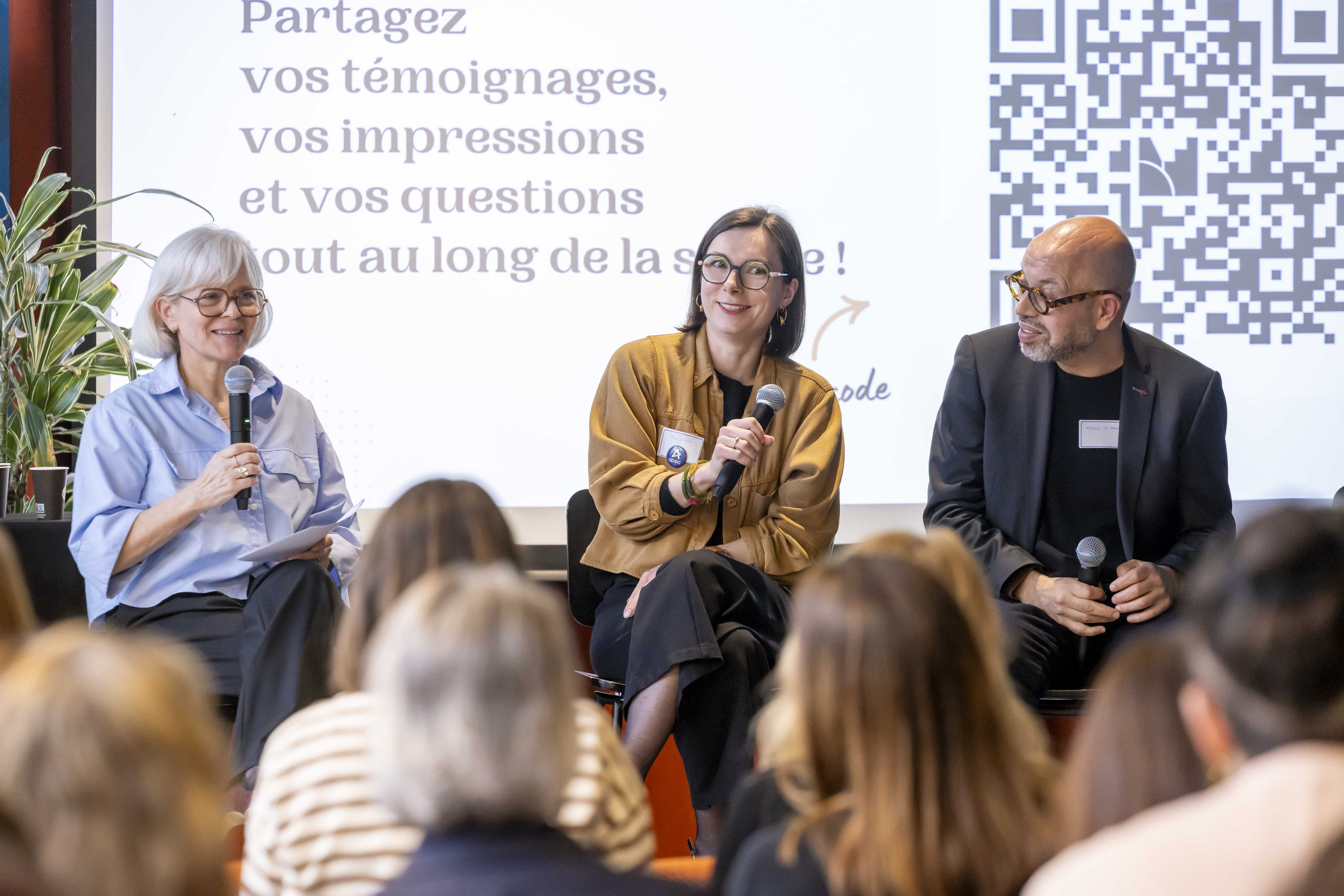 Emmanuelle Durand-Rodriguez, rédactrice en chef et une partie intervenants de la table ronde