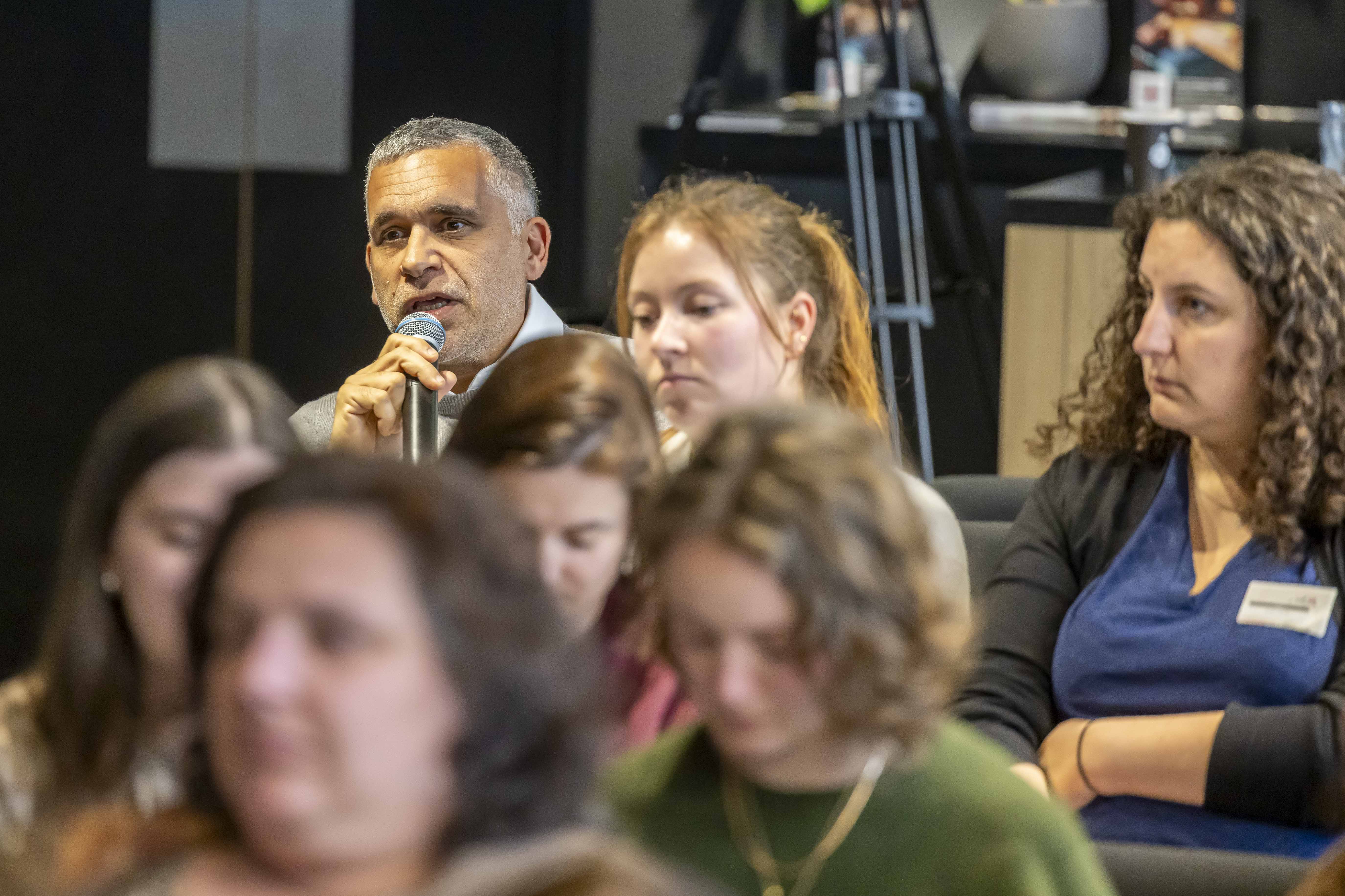 Personne du public posant une question