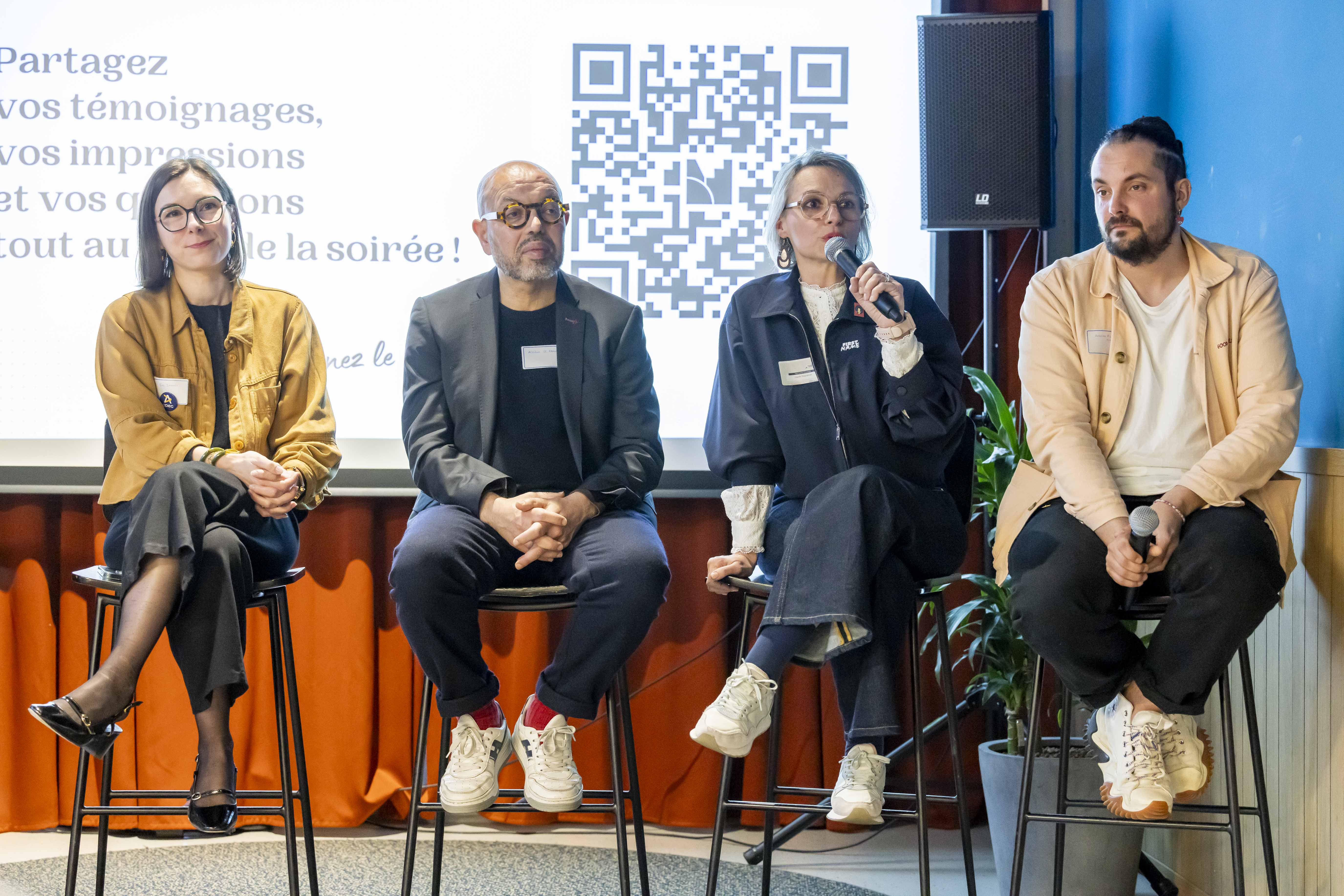 Les 4 intervenants assis face au public