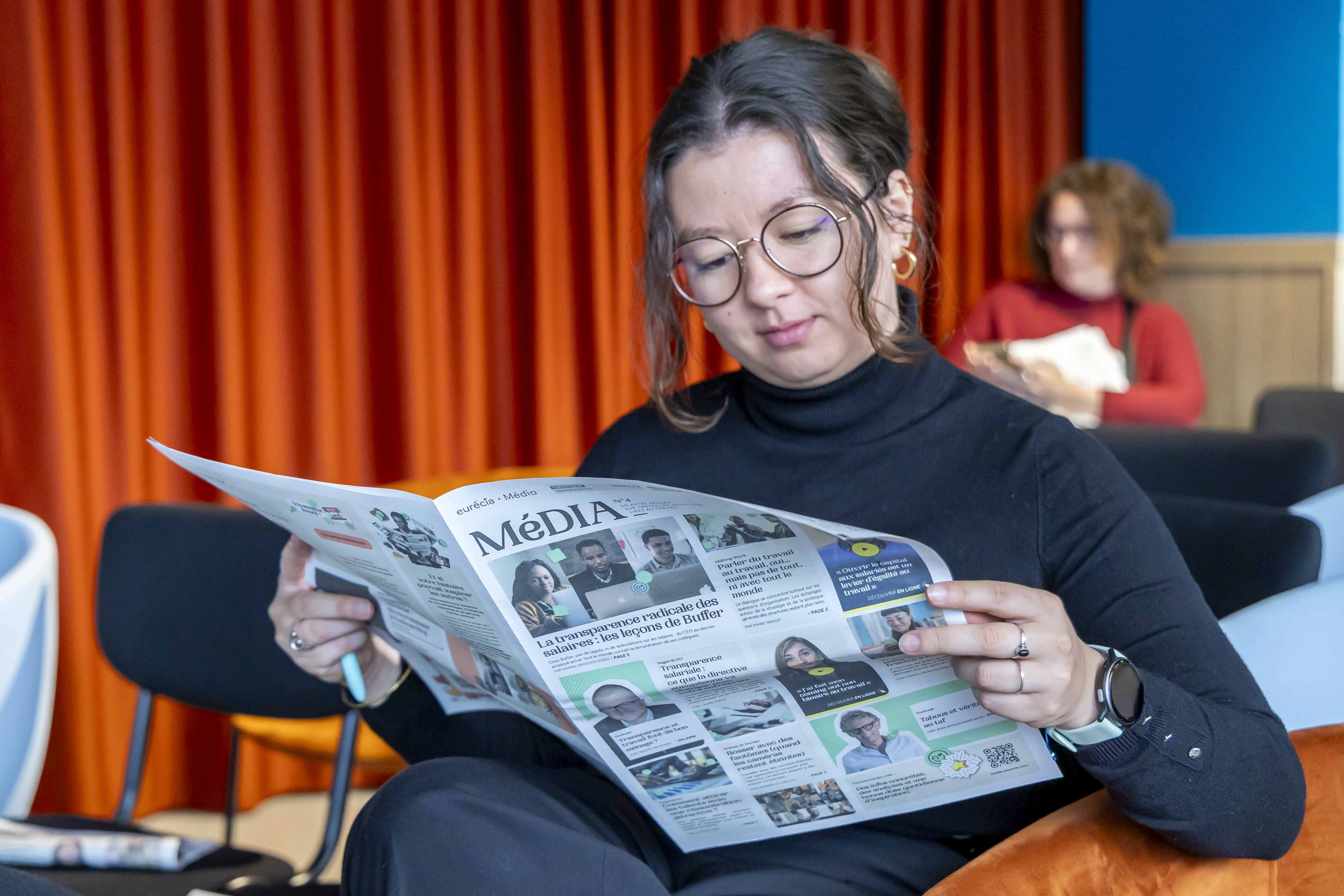 Participante lisant Eurécia Média