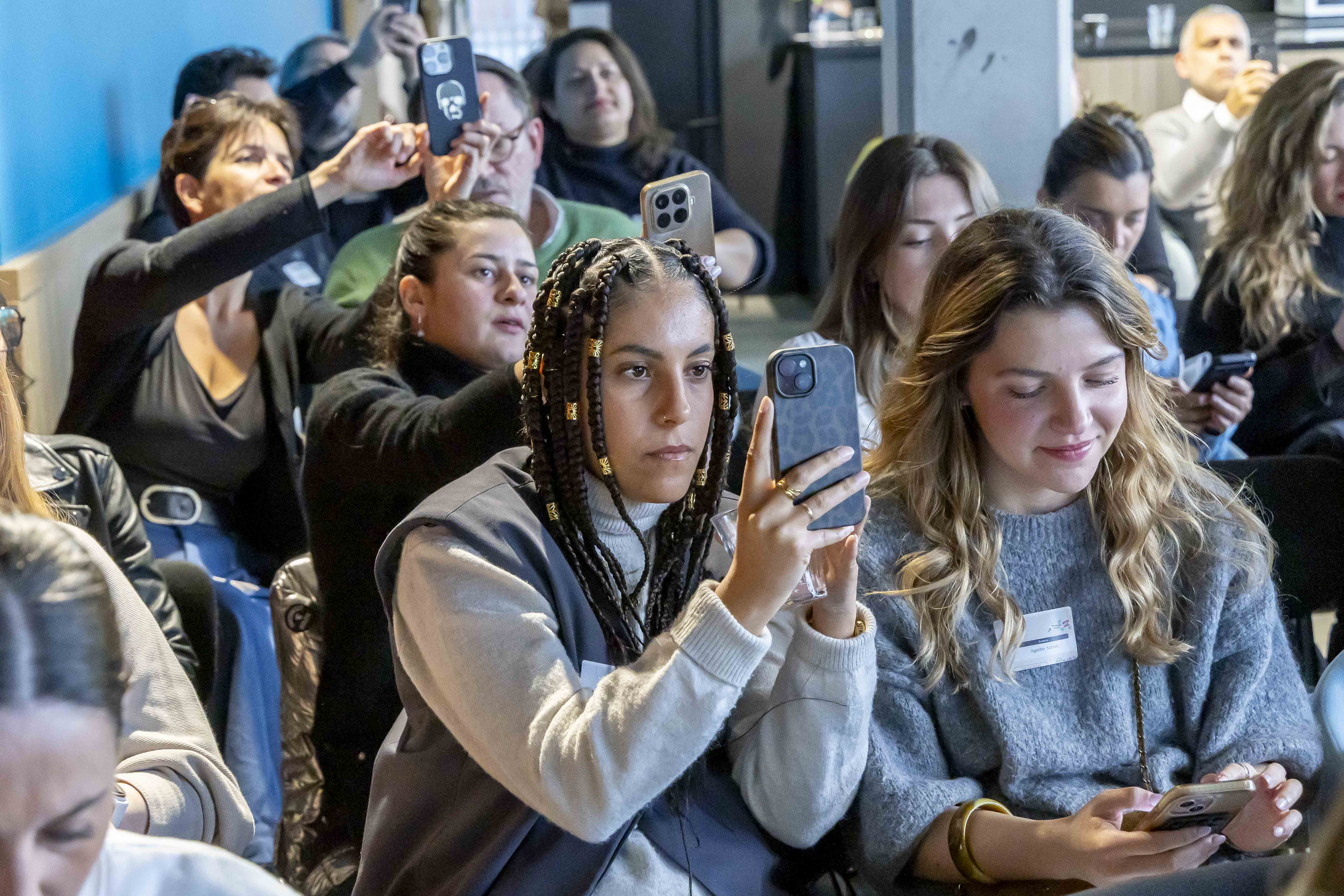 Des personnes dans le public répondent aux questions avec leurs smartphones