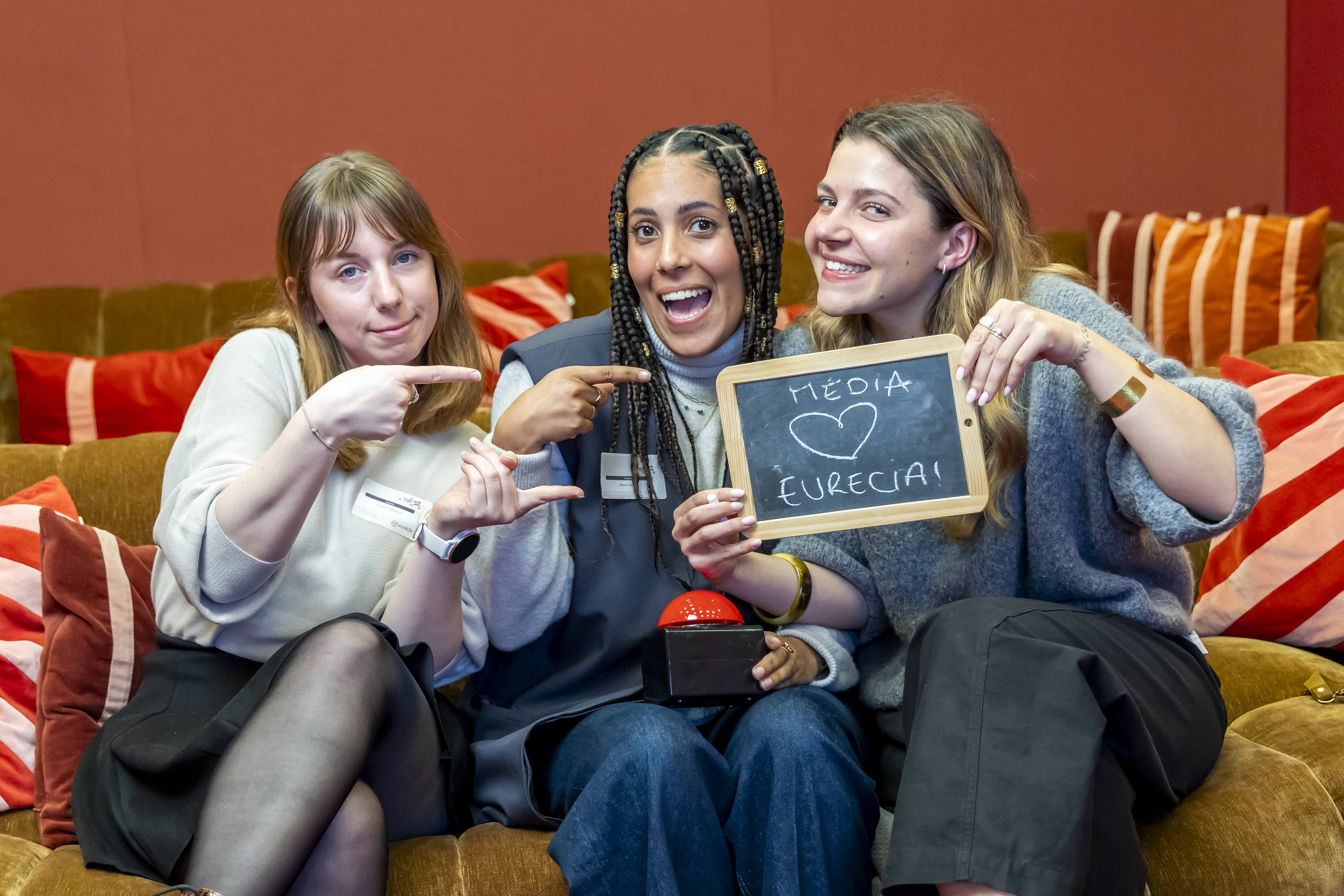 Les participants à la soirée se prêtent à l'exercice "Sans filtre"
