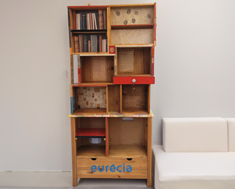 un meuble rénové avec des livres
