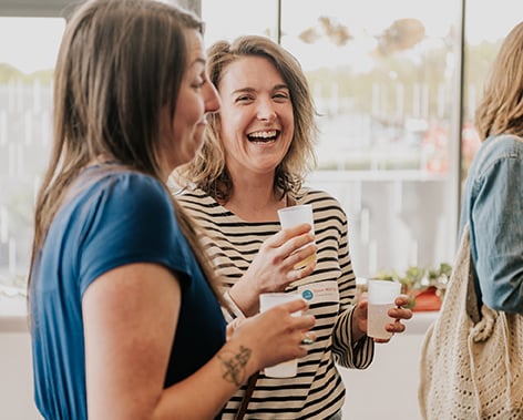 Deux collaboratrices qui sourient