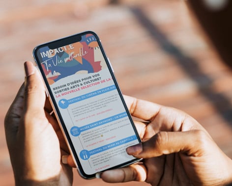 une newsletter sur un écran de téléphone