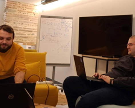 Deux hommes travaillent sur leurs ordinateurs