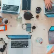 bureau rempli ordinateurs portables