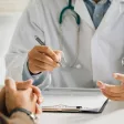 un médecin qui prescrit à un patient