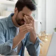 Droit à la déconnexion : définition salarié fatigué devant son ordinateur