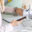 femme regardant l'heure sur sa montre