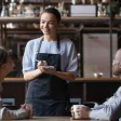 serveuse prenant la commande de clients