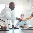 nouveau collaborateur qui serre la main à son collègue