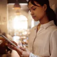 une femme qui consulte sa tablette
