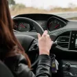femme qui conduit sa voiture pour travailler