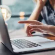 femmes regardant l'actualité sur leur ordinateur