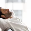 homme qui se détend au bureau