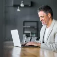 un homme qui travaille sur son ordinateur