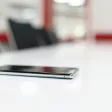 téléphone sur une table