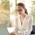 Jeune professionnelle qui utilise son ordinateur 
