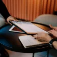 Un manager reçoit et observe un CV