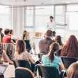 Un formateur qui donne une formation à des collaborateurs
