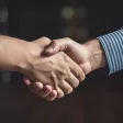 deux personnes qui se serrant la main