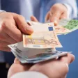 Personne qui donne de l'argent liquide