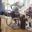 réunion entre un collaborateur en situation de handicap (fauteuil roulant) et son collègue