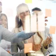 groupe de collaborateurs échangeant sur les innovations à apporter à l'entreprise