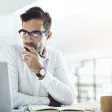 Un homme regardant un ordinateur pendant son travail