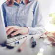 Une femme utilisant un ordinateur