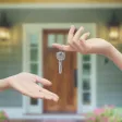 Une personne qui donne une paire de clés pour un logement à une autre personne