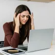 Une femme se prenant la tête