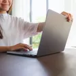 Une femme qui ferme son ordinateur