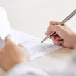 Une personne en train de signer un document