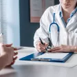 Une personne en train de passer une visite médicale