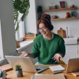 Une femme en train de faire du télétravail chez elle
