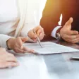Illustration d'un responsable RH gérant un contrat CDD multi-remplacement, optimisant le remplacement de plusieurs salariés avec une seule démarche.