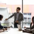 Trouver le dispositif de formation professionnelle idéal : guide pratique Illustration d'un professionnel évaluant différentes options de formation, mettant en lumière les critères de choix pour un dispositif adapté aux besoins de l'entreprise.