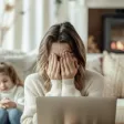 Un parent salarié travaillant à domicile avec son enfant, illustrant l'importance des politiques de soutien à la parentalité en entreprise.