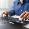 Illustration d'un responsable RH en train de rédiger une clause de rémunération variable, avec des éléments clés à inclure pour garantir sa clarté et son efficacité.