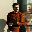 Un homme travaille sur tablette