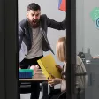 Photo : Homme en colère crie sur sa collègue