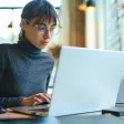 RH réfléchissant aux questions à poser durant sa démo SIRH