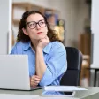 RH réfléchissant aux questions à poser durant sa démo SIRH