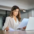 Une femme lit un document légal